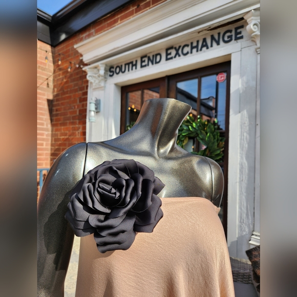 Bold Black Flower Brooch Pin Clip - Picture 6 of 16